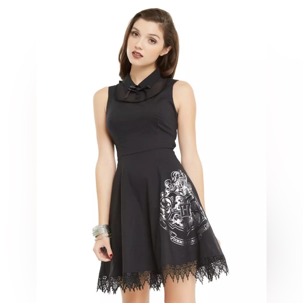 NWT Hot Topic Harry Potter Hogwarts silver crest black collar lace mini dress M
